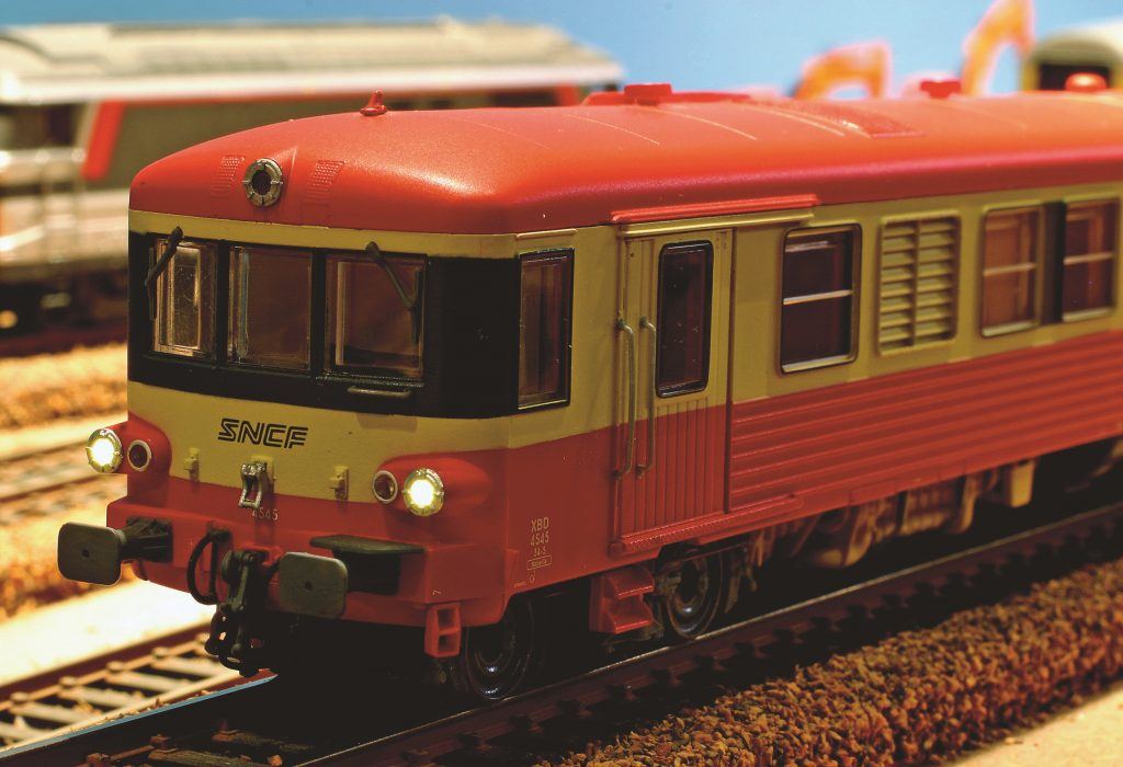1-L’autorail X 4545 de LSModels, tous feux allumés, sans 3e feu, dont la commande est individuelle en suivant notre article.