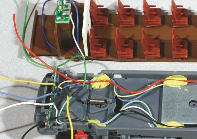 16-Nouveau câblage avec alimentation en rouge et noir du MX 68 et du CI des feux. La fixation des fils par pâte à modeler est astucieuse et efficace (procédé LS-Models).