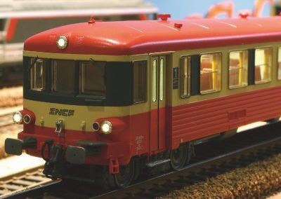 2-L’autorail X 4545 de LSModels, tous feux allumés.