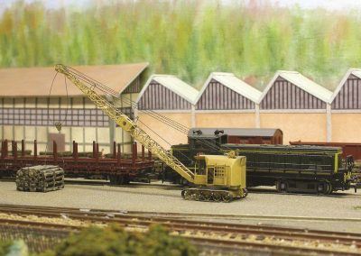 Une grue Bondy permet le chargement des traverses dans les wagons pour l'expédition aux quatre coins du pays. Une image du passé semble-t-il.