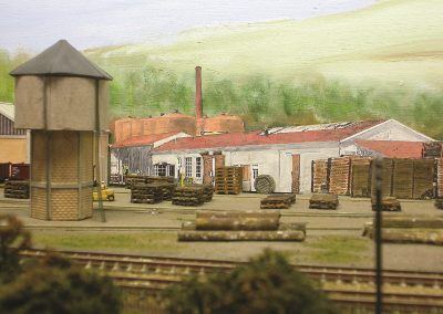 Les bâtiments en arrière-plan sont des photos du site de Bretenoux, judicieusement repris à la peinture pour les marier avec le fond de décor peint.