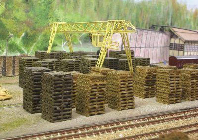 Un portique complète la grue Bondy pour le transbordement des traverses.