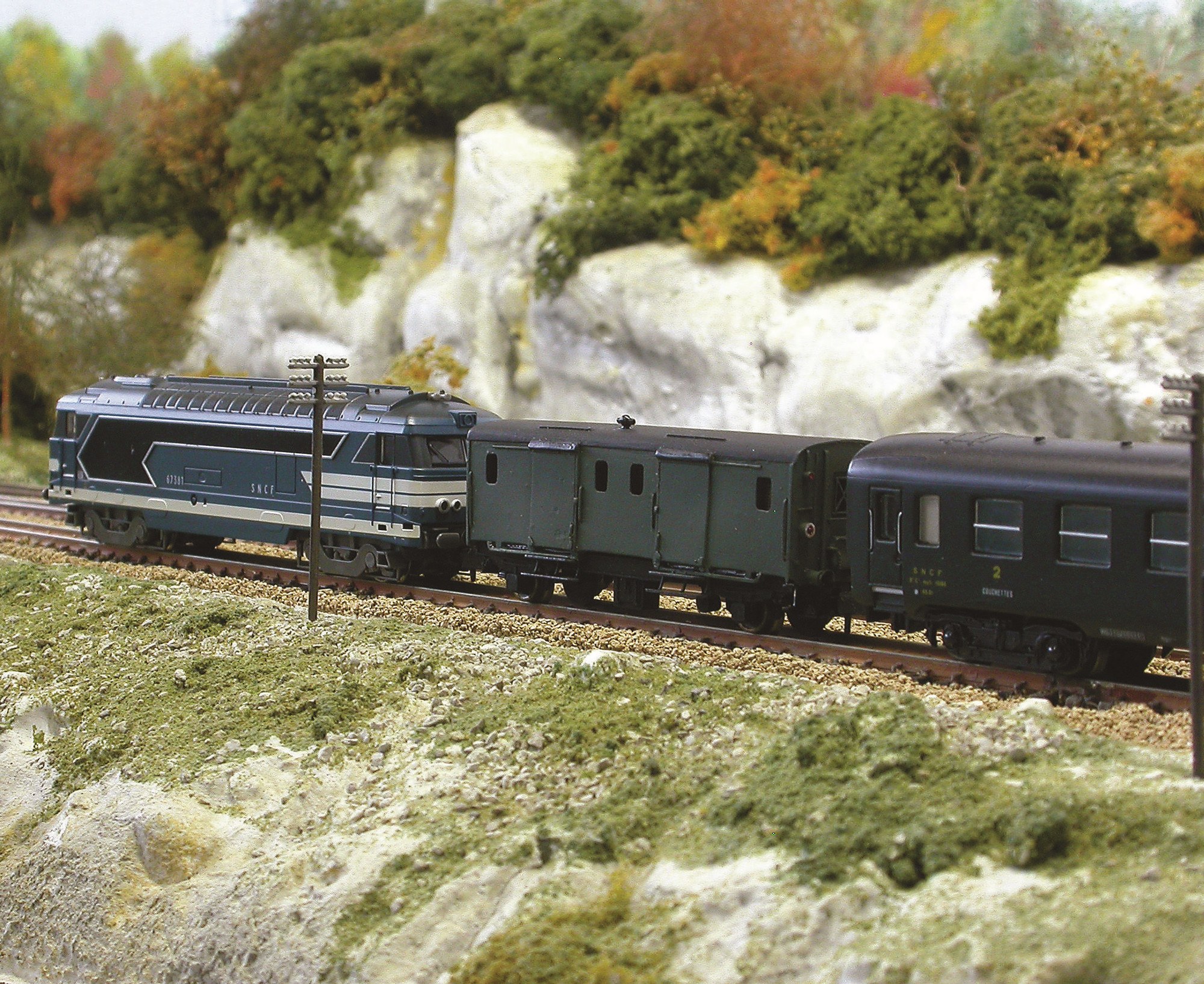 Retour au ferroviaire avec une composition d'une époque classique : 67000-67300 et composition DEV en marquage pré-UIC. Est-ce le Paris-Aurillac lorsqu'il était graphiqué par Brive et St-Denis-Près-Martel. Toute une époque !