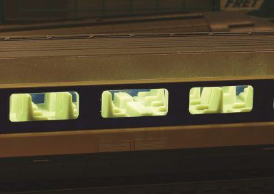 12-Une voiture du TGV POS Jouef éclairée : on appréciera ce luxe pour les voyageurs !