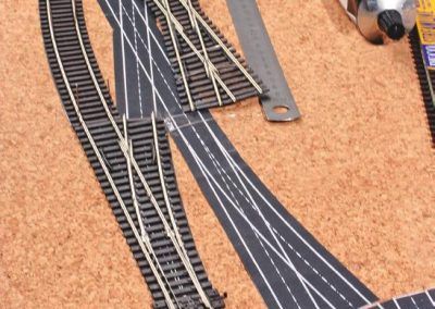 17-Voici la preuve par la photo que les planches RMF de gabarit d’aiguilles sont une aide efficace à la pose de la voie : un vrai puzzle où les pièces s’emboîtent parfaitement !