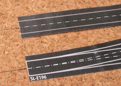 6-Le début de la pose de notre zone d’aiguilles, l’entraxe de la voie est tracé et les éléments en papier mis en place en tiennent compte.
