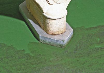 18 - Une première couche épaisse de peinture acrylique de couleur verte est appliquée sur le lit de la rivière, ici réalisé en contreplaqué.