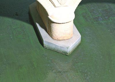 19 - Une deuxième couche est passée à base de teintes brunes (terre d’ombre calcinée) pour imiter la vase, élément géologique caractéristique des rivières de plaine.