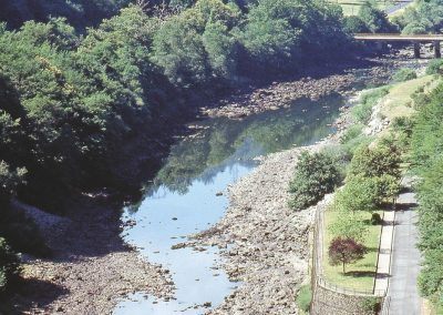 2 - La Dordogne, photo prise sur le barrage de l’Aigle (à la limite du Cantal et de la Corrèze) un exemple de rivière de montagne.