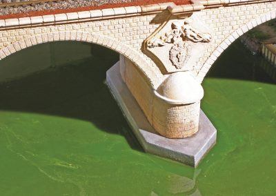 23 - A la deuxième couche, on peut ajouter à la résine quelques gouttes de peinture Humbrol pour réaliser des effets de courant par exemple.