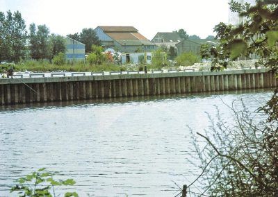 8 - La rive de ce fl euve est équipée de palplanches métalliques pour permettre l’accostage des péniches.