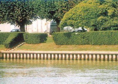 9 - Certaines villes en bordure de fl euve ou de rivière se sont équipées de quais en palplanches pour accueillir péniches mais aussi tourisme fluvial.