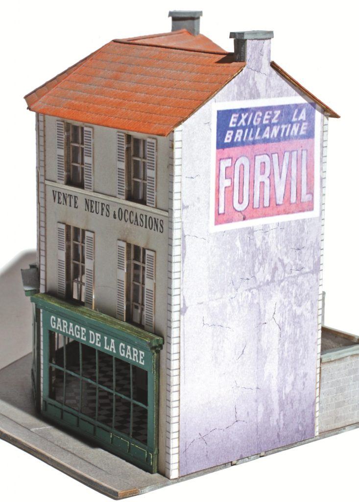 Sur cet immeuble d’angle aux murs étroits, la pub proposée par Rail Miniature Flash rend pas mal, non ?