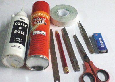 2-Outillage nécessaire. De la colle liquide Cléopâtre peut être utilisée en lieu et place de la colle en bombe.