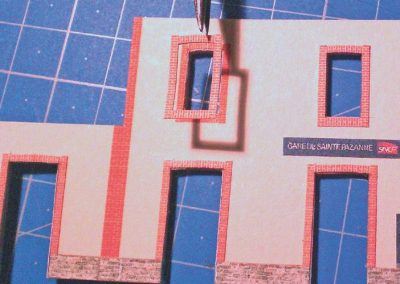 7-Pose de l’habillage sur l’une des fenêtres d’un des murs de façade.