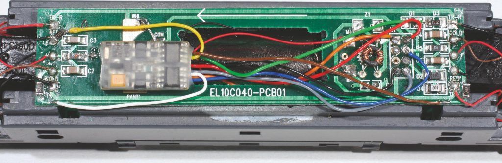 Exemple d’une installation d’un décodeur sur un châssis de locomotive BB 8500 avec feux indépendants.