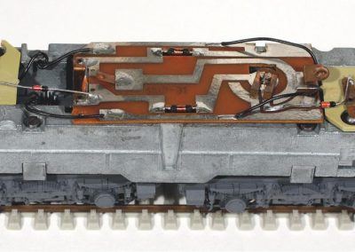 2 - Un châssis vraiment d’origine et similaire à celui de la BB 8251 : transmission à ressorts et pas de place pour le décodeur.