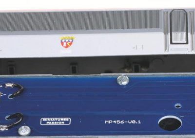 11 - En fin de montage, éclairages des feux et des cabines reliés à la platine principale : tout fonctionne sans programmation particulière avec un décodeur Zimo MX633 P 22.