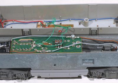 2 - Après dépose de deux vis de fixation de la caisse sur le châssis, celui-ci apparaît et présente sa platine électronique de 1996.