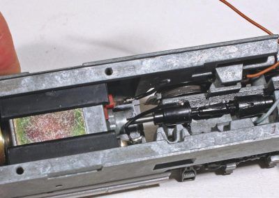 5 - Après dépose de la platine 15880 de Jouef, le moteur apparaît. Deux fils sont à souder sur les cosses du moteur pour liaison avec la platine MPPE 456.