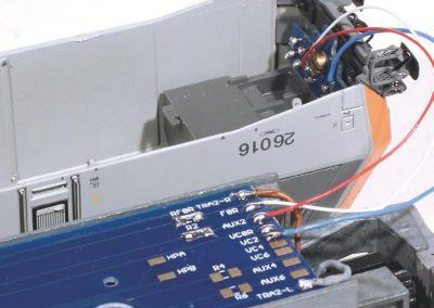 8 - Soudure des fils de raccordement des feux de signalisation sur la platine MPPE 456.