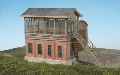 Construire en carton vos bâtiments ferroviaires : poste d’aiguillage et sous station électrique