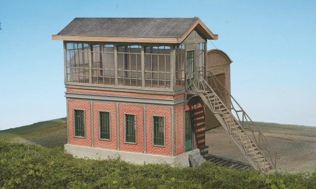 Construire en carton vos bâtiments ferroviaires : poste d’aiguillage et sous station électrique