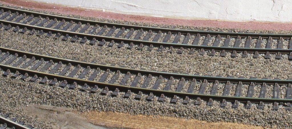 1-Sur ce réseau en construction, une double voie vient d’être terminée par une patine légère. Sa pose a été possible et facilitée par l’utilisation de gabarits similaires à ceux proposés dans cet article. Voies échelle H0, Peco code 100, de 900 et 948 mm de rayons (entraxe de 48 mm).