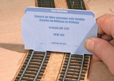 11- ... et sa mise en place précise est acquise quand le gabarit est bien emboîté dans les deux voies.
