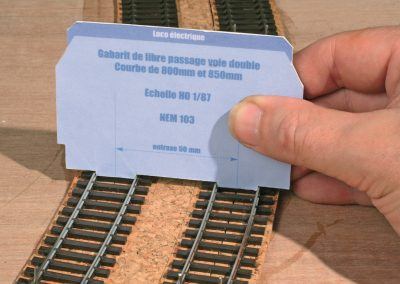 13-Au moment du collage de la deuxième voie, le gabarit sera utile pour vérifier que les deux voies ferrées sont bien parallèles.