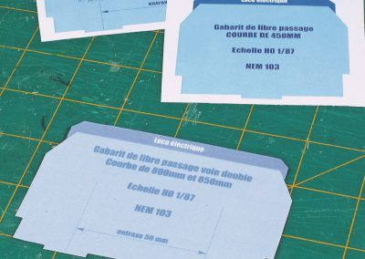 3-Les photocopies des gabarits édités par Rail Miniature Flash (ici des protos) dont celui (découpé) qui va nous servir pour poser nos voies.