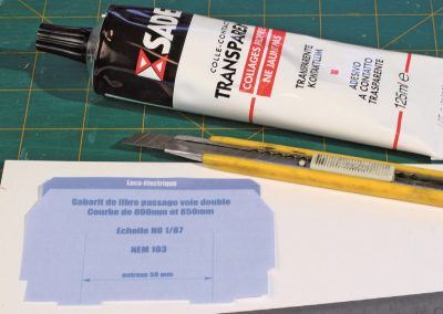 4-Pour rendre les gabarits utilisables, un support solide est utilisé : une plaque de plasticarte de 2 mm d’épaisseur.