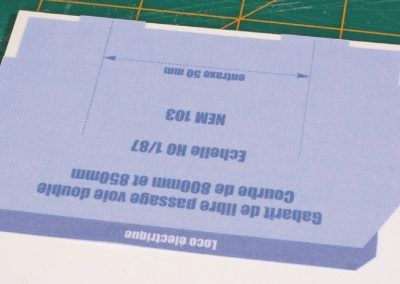 5-La copie est collée à l’aide d’une colle contact (Néoprène transparente) sur cette plaque en plastique.