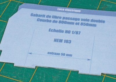 6-Découpe précise au cutter du plastique autour de la copie en papier...