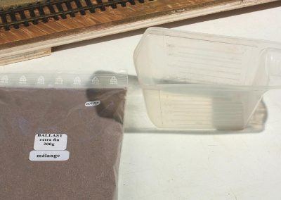 5–Pratique : le ballast est transvasé dans un doseur pour lessive en poudre…