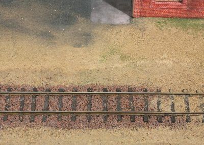 7–Le ballast vient de recevoir sa colle liquide, d’où sa couleur foncée.