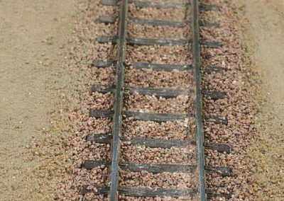 8–L’aspect de la voie une fois le ballast sec. Une patine (non faite sur la photo) à la peinture ou à la terre à décor améliorera encore son aspect réaliste.