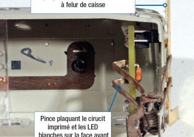 16 - Montage pour bon positionnement des LED rouges par rapport aux LED blanches. Les LED blanches sont soudées en premier et servent de référence sur la face frontale. Les LED rouges sont soudées ensuite.