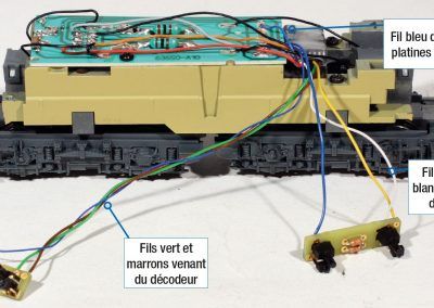 21 - Après essais satisfaisants de traction, connexion des platines de feux.