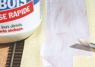 15-Une fi ne couche de colle vinylique est appliquée sur le contreplaqué sans trop déborder sur l’adhésif.