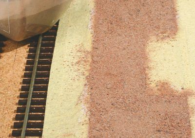 16–Mettre en place le rebord coiffant le haut des murs et le panneau des trains en partance.