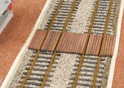 27-Le ballast est posé. Attention de ne pas en mettre dans l’espace entre le rail et les planches du passage.