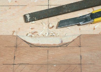 4-Cutter, ciseau à bois et lime sont les outils adéquats pour travailler le contreplaqué.
