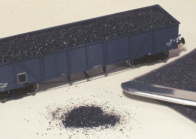 Nous recouvrirons celui-ci d’une couche de charbon réel concassé fixée par de la colle d’écolier.