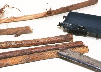 Première étape dans la confection du chargement de bois : la coupe des arbres.