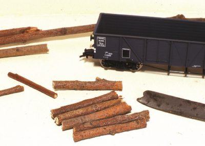 Pour le chargement en bois de notre tombereau, nous débiterons en section plus courte nos billots. Des traces de l’ébardage seront pratiquées donnant un aspect réaliste à l’ensemble.