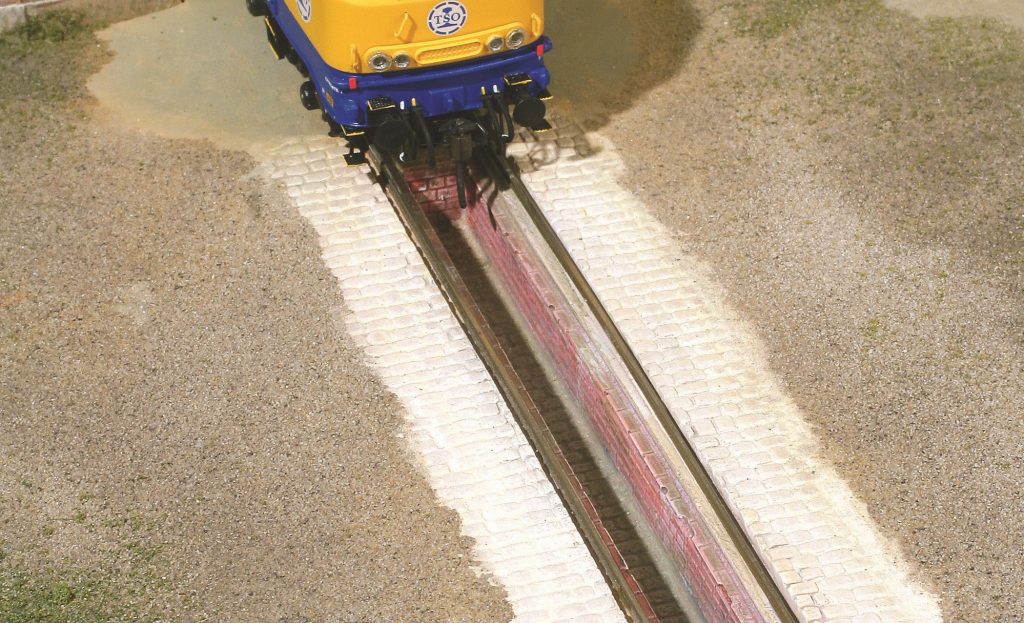 1 – La fosse de visite est un élément incontournable dans un dépôt de locomotive. Ici, cet élément à l’entrée d’une remise/atelier en béton, bâtiment caractéristique des années 20/30.