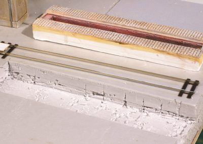 4 – Evidez le polystyrène avec un gros cutter, puis avec ciseau à bois bien affuté ou tout outil avec une lame droite en bout.