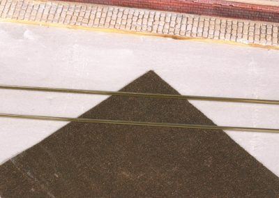 5 – Avant de fixer les rails sur la fosse, un passage sur la toile émeri est fortement conseillé.