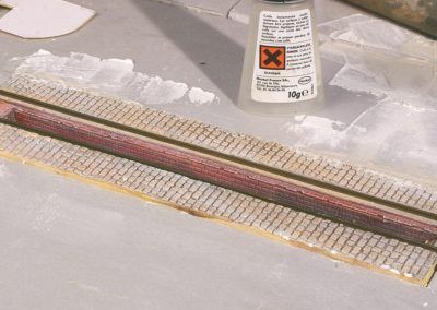 7 – Les rails sont fixés avec une colle contact (cyanoacrylate).
